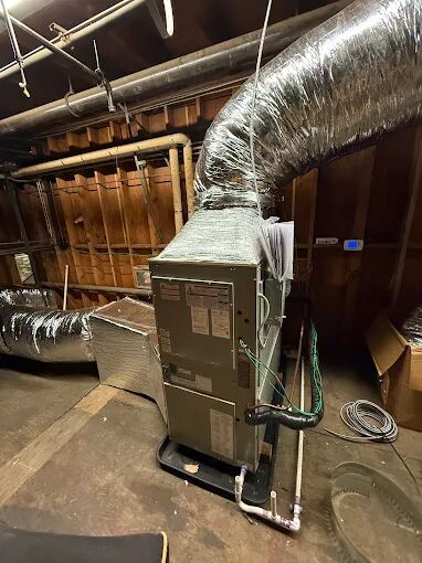 Commercial heat pump system with insulated ductwork
